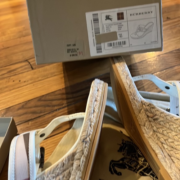 Burberry new in box Sz40 wedge - Picture 2 of 4